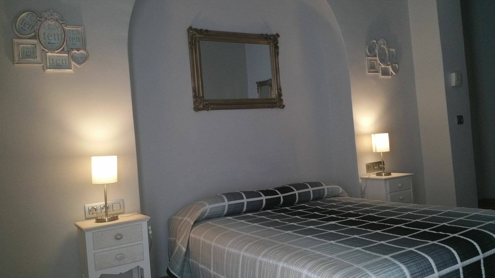 Hostal Mimi Las Ramblas Barselona Dış mekan fotoğraf