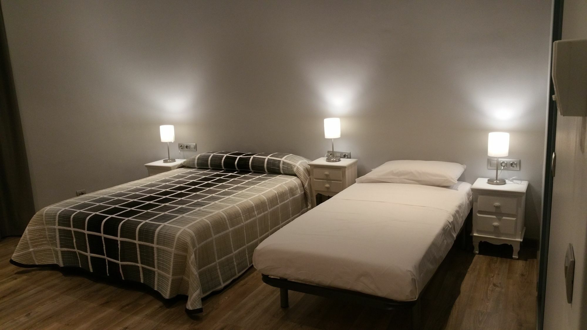 Hostal Mimi Las Ramblas Barselona Dış mekan fotoğraf