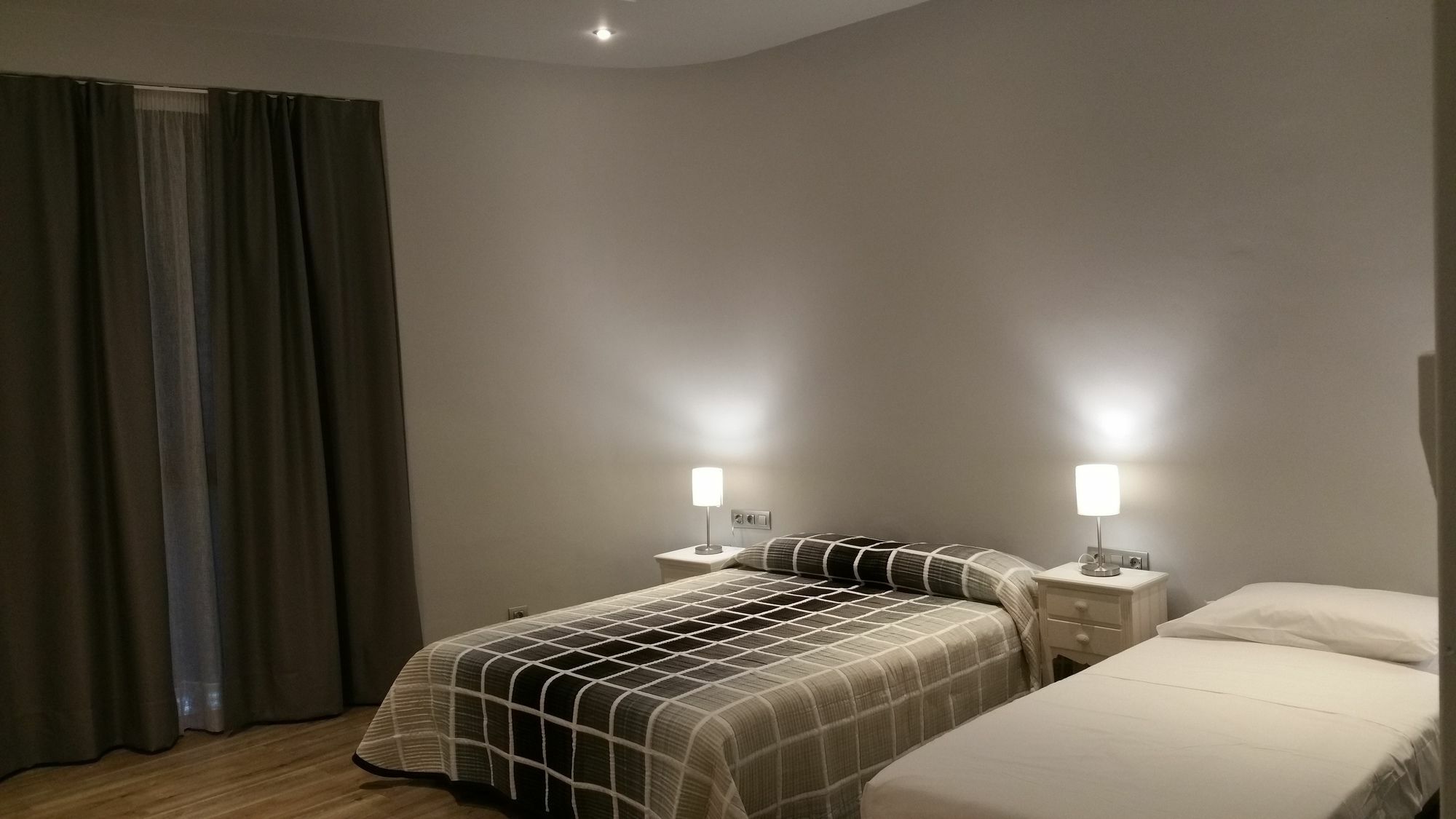 Hostal Mimi Las Ramblas Barselona Dış mekan fotoğraf