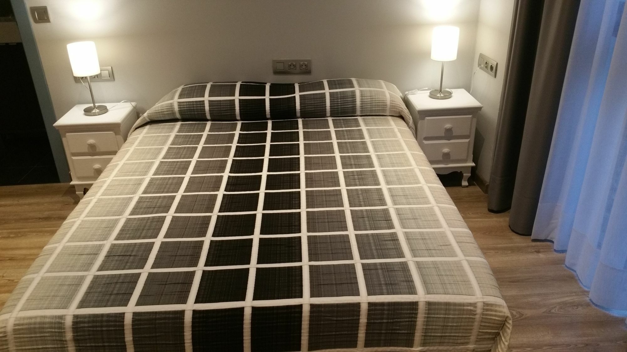 Hostal Mimi Las Ramblas Barselona Dış mekan fotoğraf